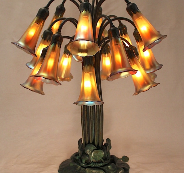 18 Light Lily Table Lamp