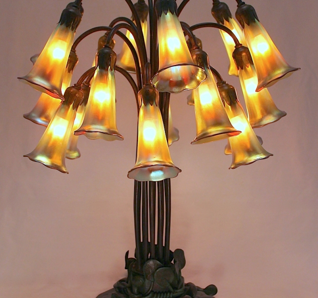 18 Light Lily Table Lamp