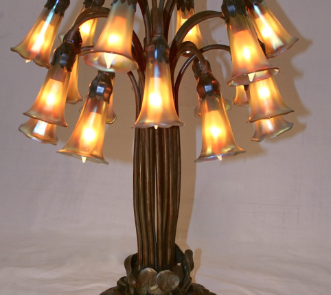 18 Light Lily Lamp